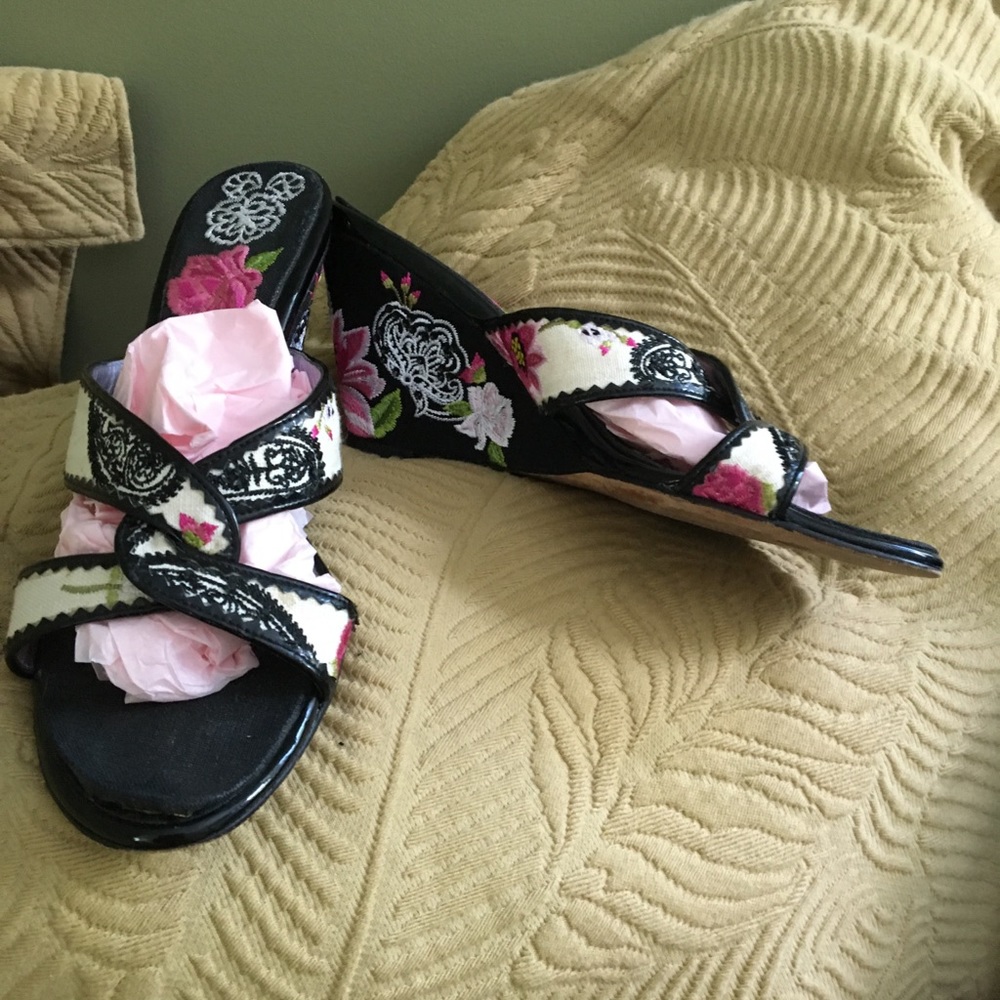 Beverly Feldman Iconic Wedge - Picture 4 of 4